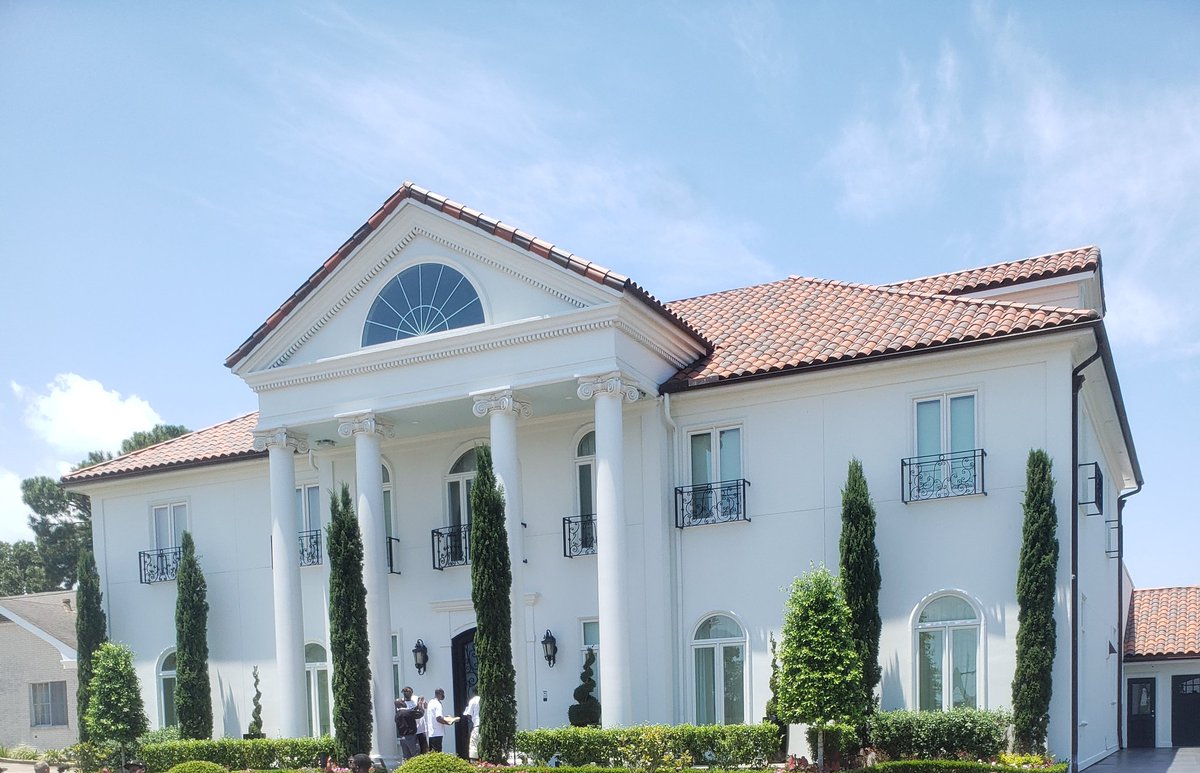 Hey just so yall know the owner of Metro services group lives in a mansion and @waste_union has done amazing work today to expose the hypocrisy of this system. Follow them for updates on all platforms! Hazard pay, PPE, sick leave, $15/hr and more! People deserve the world! #1u