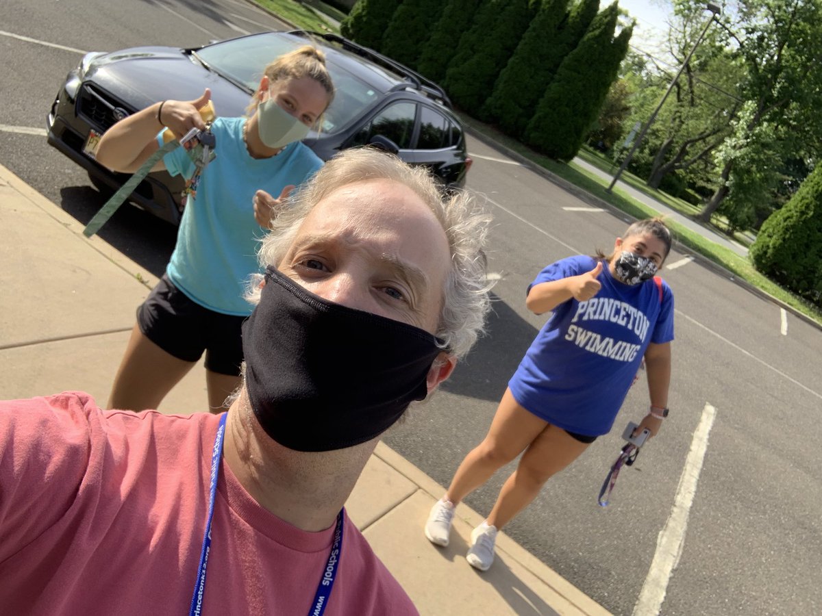 DrRosenfeld_PHS's tweet photo. Took some social distance selfies with seniors this week as I helped them return school supplies and pick up diplomas! #PHSClassof2020 https://t.co/gYWMo8X28G