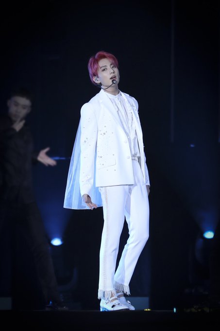 Jk used the most beautiful white suit for the first LY concerts in Seoul, then it was changed for plain clothes during the concerts overseas. Just jacket and jeans.During Speak Yourself outfits didn't improve, thankfully he had the chance to fly.  https://twitter.com/slaymehenderson/status/1248468528006451200