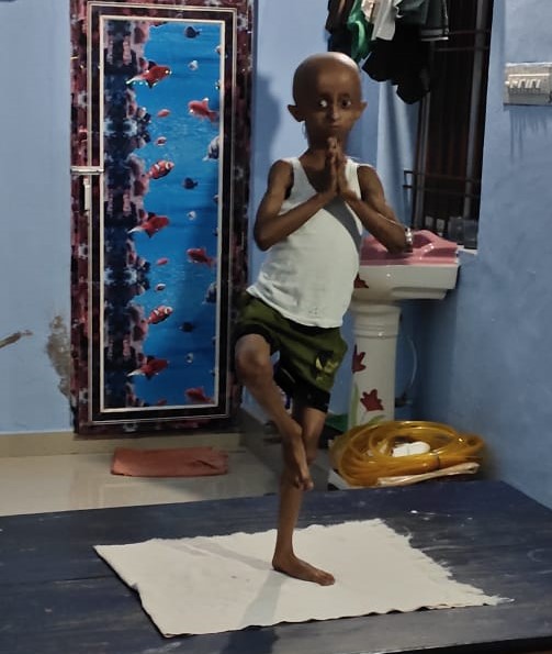 TeamNihal's tweet photo. Today on #InternationalYogaDay, 9-year old Aaditya encourages his family to perform Yoga with him. #progeria #raredisease @Progeria https://t.co/y12eG3STjh