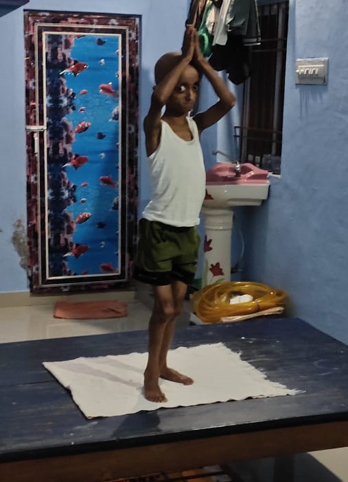 TeamNihal's tweet photo. Today on #InternationalYogaDay, 9-year old Aaditya encourages his family to perform Yoga with him. #progeria #raredisease @Progeria https://t.co/y12eG3STjh
