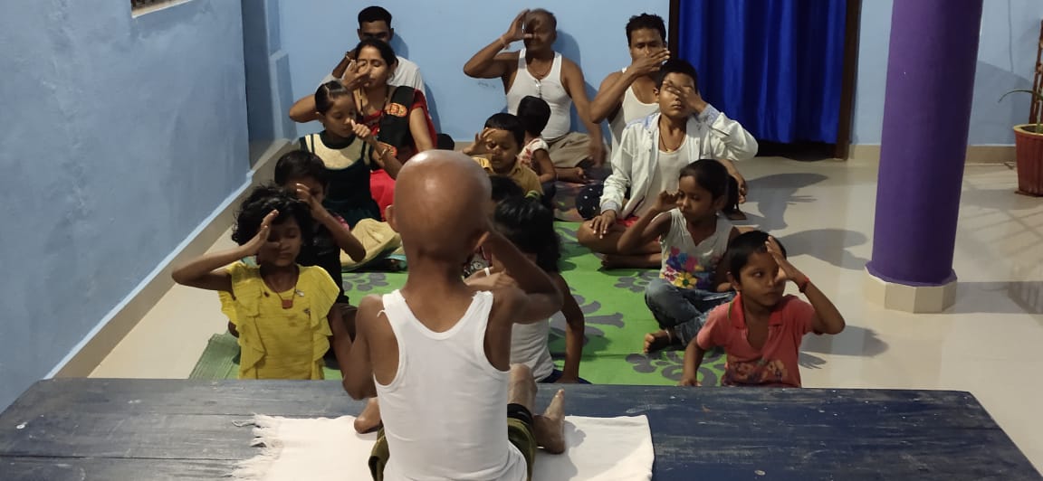 TeamNihal's tweet photo. Today on #InternationalYogaDay, 9-year old Aaditya encourages his family to perform Yoga with him. #progeria #raredisease @Progeria https://t.co/y12eG3STjh