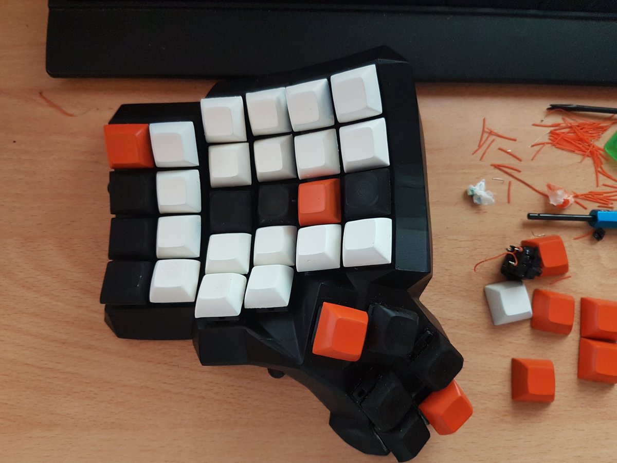 wose's tweet photo. So I build a 5x6 Dactyl-ManuForm and it's about to run the keyberon firmware https://t.co/00mDBmTV73 #embedded #rustlang https://t.co/b1mLDxaGSU