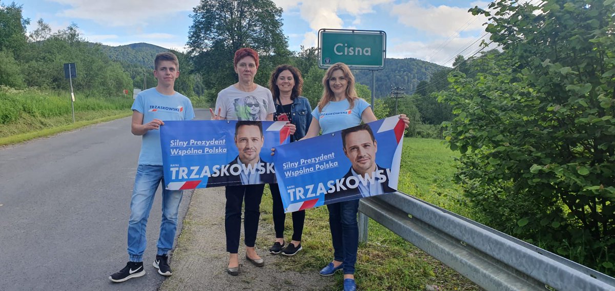 KO_Podkarpackie's tweet photo. #TrzaskamyBanery i plakaty #Trzaskowski2020 w #Bieszczady https://t.co/CtofHUewAr:
#Wetlina, #Hoczew, #Dołżyna, #Cisna, #Czarna, #UstrzykiGórne, #UstrzykiDolne, #Bystre, #Baligród, #Smerek, #Krzywa, #Stuposiany, #Lutowiska ✌️😍 https://t.co/AMWdg0LyZx