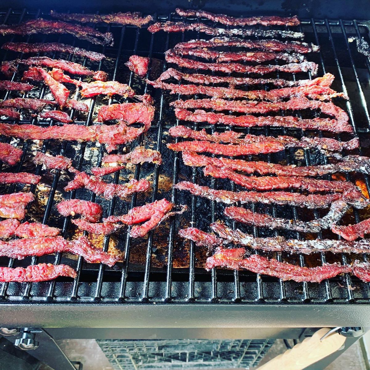 lacedrigg's tweet photo. Today’s smoke show: Jalapeño Beef Jerky! #4hoursmoke #traegerwithus #traegernation #cleaneats #projectlean #sorryaboutthefoodpics #foodporn https://t.co/7aS8siLlxl