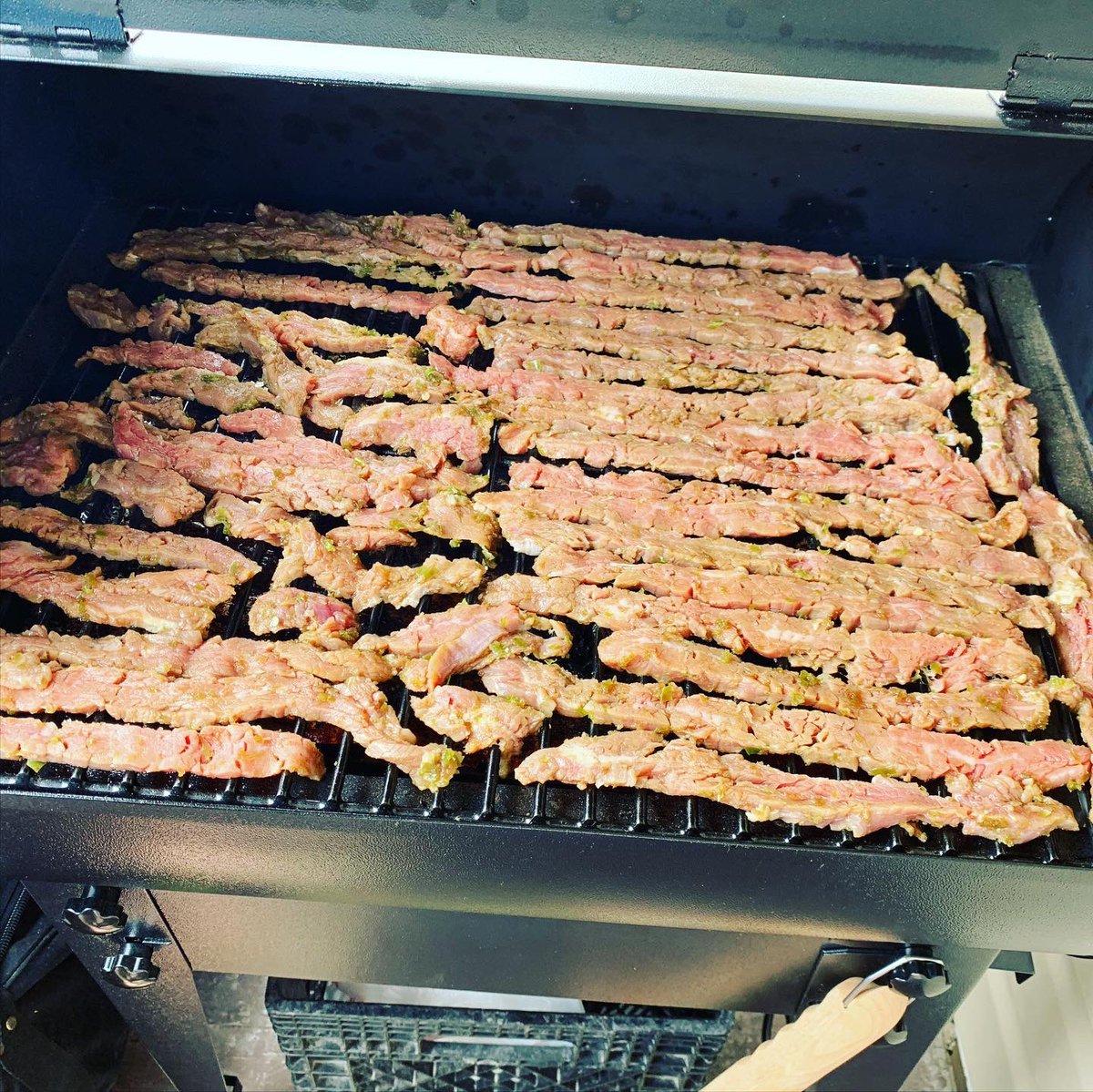lacedrigg's tweet photo. Today’s smoke show: Jalapeño Beef Jerky! #4hoursmoke #traegerwithus #traegernation #cleaneats #projectlean #sorryaboutthefoodpics #foodporn https://t.co/7aS8siLlxl
