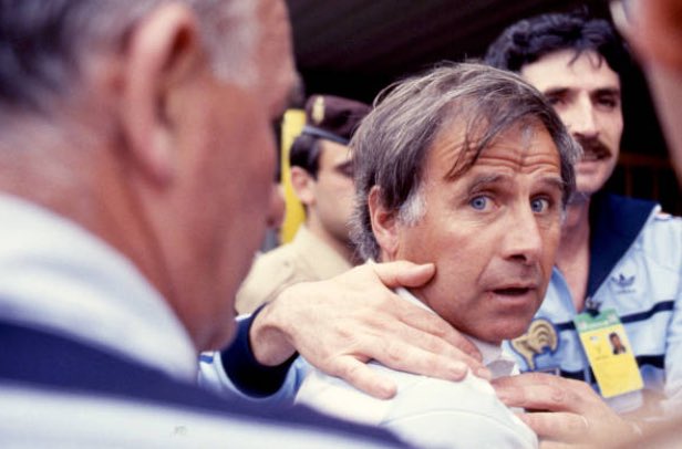 Jadeangelina83's tweet image. 21 juin 1982 il y a 38 ans #MichelHidalgo pète un cable contre l’arbitre de France 🇫🇷 vs Koweït 🇰🇼 Cette colère inoubliable !!!!