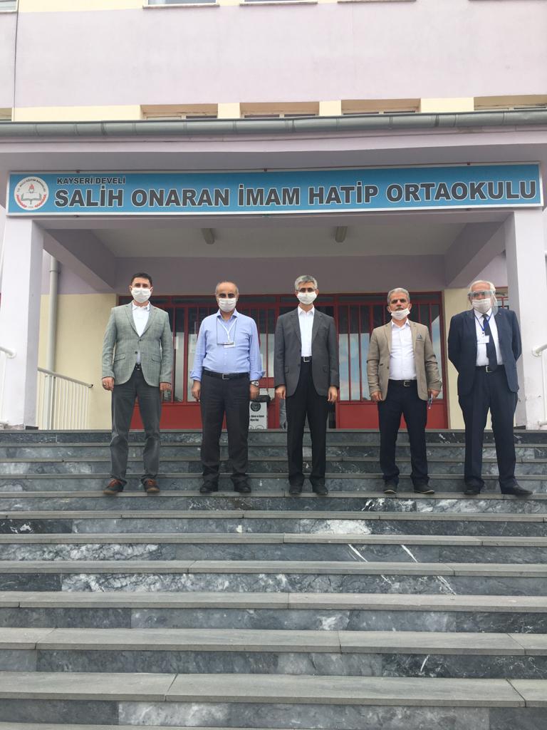 yilmaznazif's tweet photo. Liselere geçiş sınavı ülkemiz genelinde selametle geçti elhamdülillah. Biz de Bakanlığımızın bir çok yetkilisi gibi sahadaydık. Öğrencilerimize geçmiş olsun; velilerimizle, yönetici ve öğretmenlerimize de emeklerinizin bereketini görün dileklerimi iletiyorum... https://t.co/8hHqfifNQN
