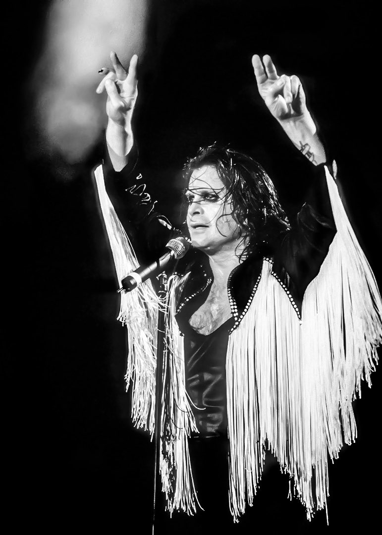 TheOzzFest's tweet photo. June 20, 1998
@OzzyOsbourne with @BlackSabbath at #OzzFest ‘98 at Milton Keynes Bowl, U.K. https://t.co/zrOSqUTd9I