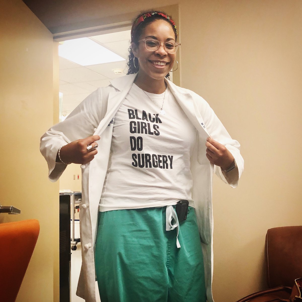 When your last day of general surgery residency falls on Juneteenth, THIS is how you show up to work ✊🏾👩🏾‍⚕️🔪