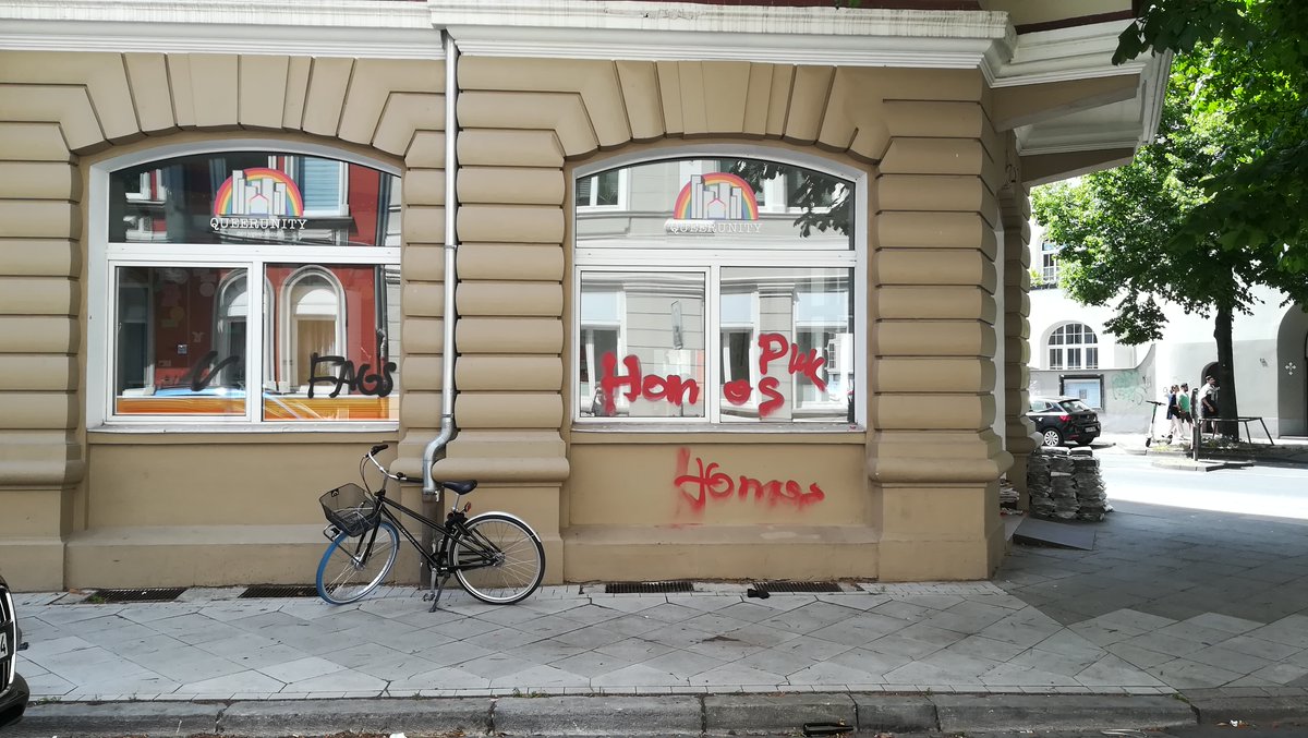 Letzte Nacht haben Unbekannte das Queere Jugendzentrum QueerUnity in Hannover beschmiert. "Fags" (engl. für "Schwuchtel"), "Homos" und "PKK" steht in meterlangen schwarzen und roten Lettern auf unserer Fassade und den Fenstern.