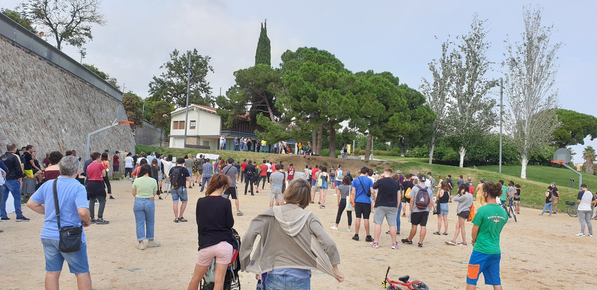 UnitatMaresme's tweet image. A Mataró ens concentrem per la #RegularitzacioXTotes ✊🏽✊🏻✊🏿✊

L&apos;Ajuntament @matarocat nega el padró a les veïnes migrants que viuen a Mataró. Un símptome més del racisme institucional que impregna aquesta institució.

Per la dignitat migrant, #RegularizacionYa 

#StopRacisme