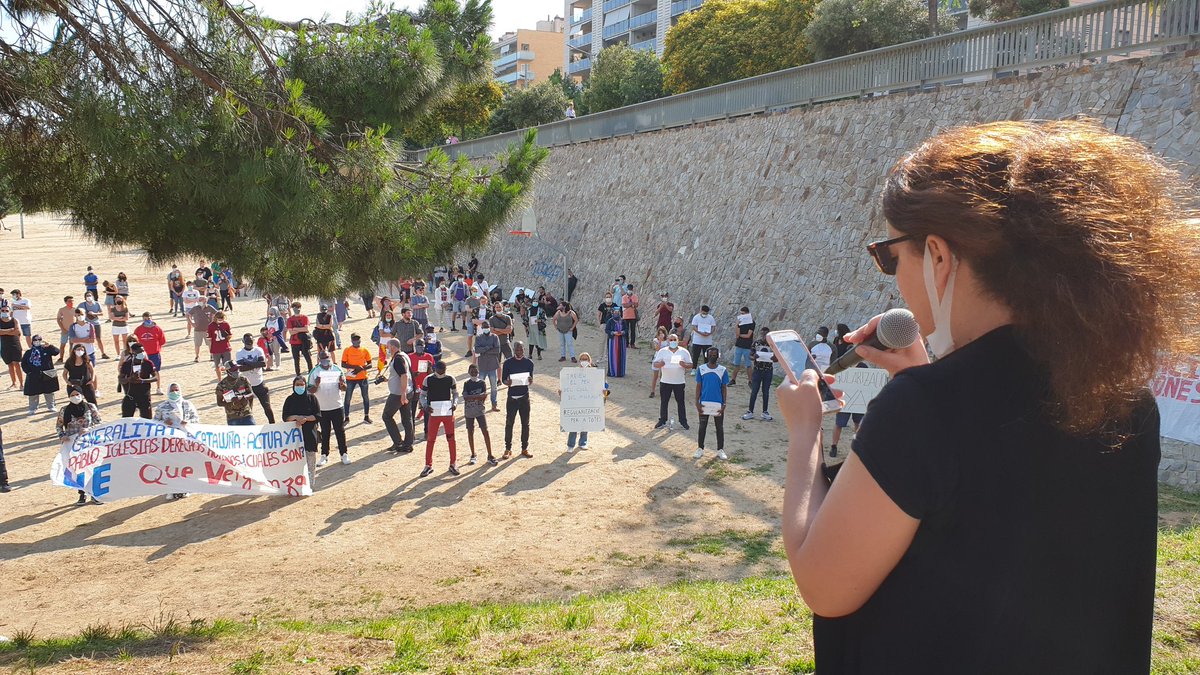 UnitatMaresme's tweet image. A Mataró ens concentrem per la #RegularitzacioXTotes ✊🏽✊🏻✊🏿✊

L&apos;Ajuntament @matarocat nega el padró a les veïnes migrants que viuen a Mataró. Un símptome més del racisme institucional que impregna aquesta institució.

Per la dignitat migrant, #RegularizacionYa 

#StopRacisme