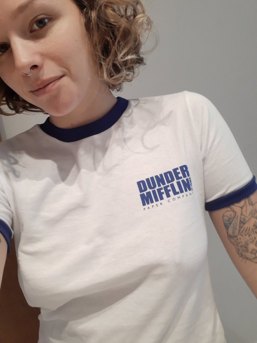 ayuda me bana enpeñar on X: o gio me deu uma camiseta da dunder mifflin  𝔭𝔞𝔭𝔢𝔯 𝔠𝔬𝔪𝔭𝔞𝔫𝔶  / X