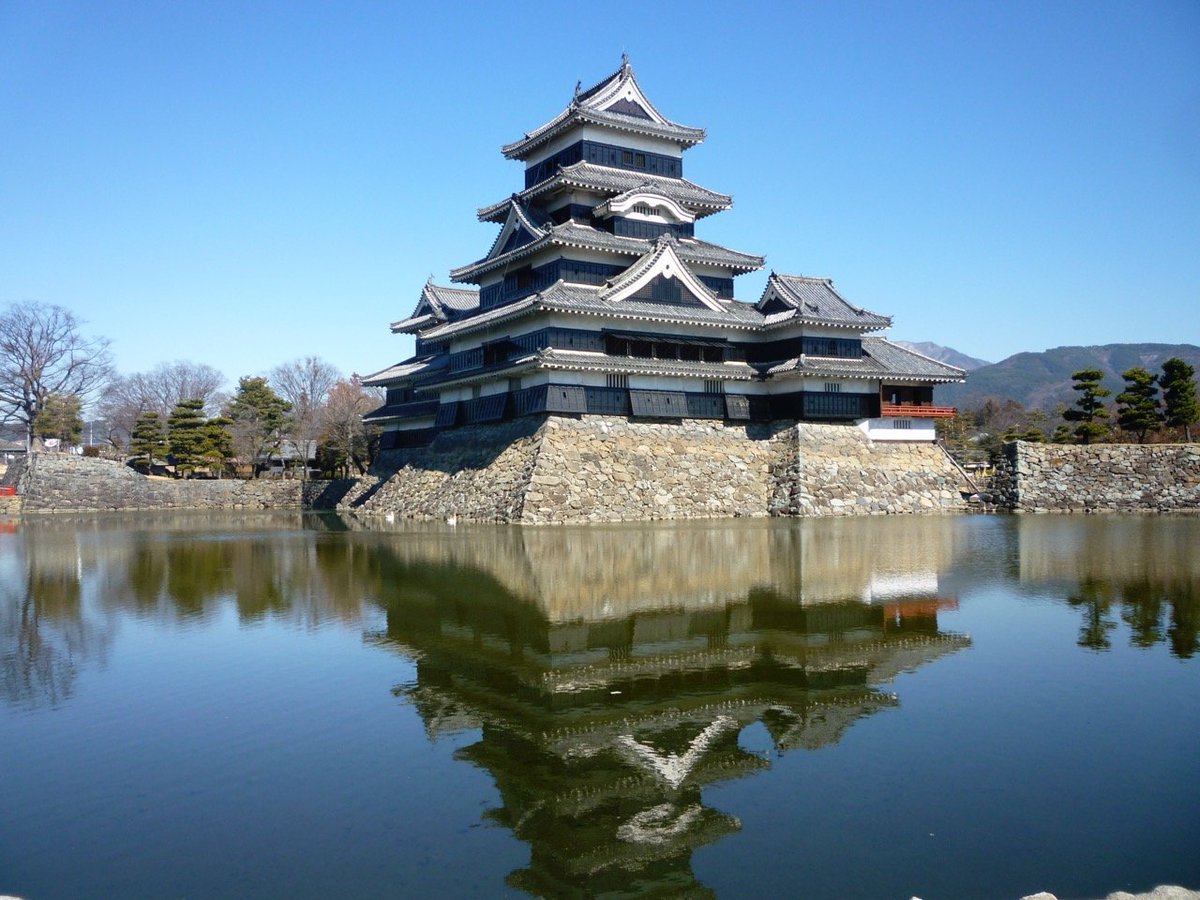 Castles were built over large elevated bases of earth with large stone retaining walls. Those bases were mostly man-made with moat surrounding them to compensate. Natural hills were incorporated in bases wherever possible.Within castles, structures/walls were made of wood.