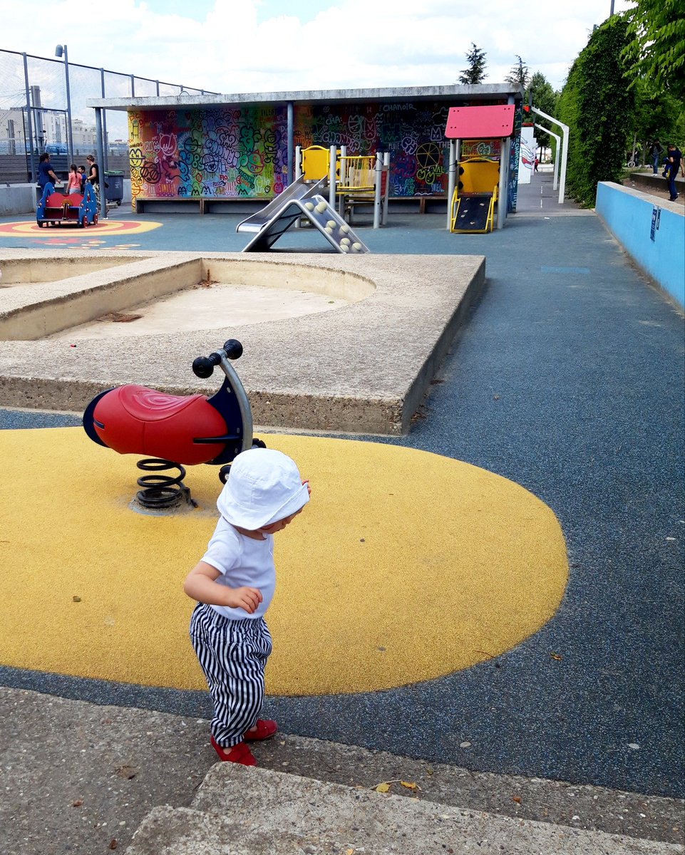 PierreLiscia's tweet photo. J'ai emmené ma fille au parc qui est à côté de chez moi. Il n'y avait personne, et pour cause : elle jouait au milieu des pipes à crack et des mégots. On est reparti aussitôt, elle pleurait.

Est-ce que c'est moi le père indigne ou ceux qui ont abandonné mon quartier ? #Paris2020 https://t.co/cAEpRWrTQR