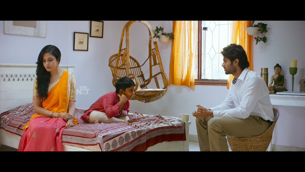 Chitra reveals her break up story on how her spineless boyfriend cheated her. Once the flashback ends, the kid says to Prashant that "I think she (Chitra) is crying." And Prashant asks whether they have any common interest, Chitra confesses, she also doesn't like Samosa-Sauce.