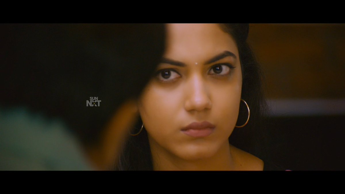 Chitra reveals her break up story on how her spineless boyfriend cheated her. Once the flashback ends, the kid says to Prashant that "I think she (Chitra) is crying." And Prashant asks whether they have any common interest, Chitra confesses, she also doesn't like Samosa-Sauce.