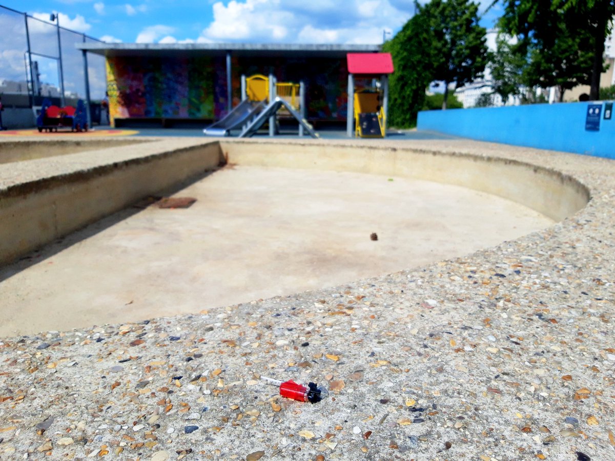 PierreLiscia's tweet photo. J'ai emmené ma fille au parc qui est à côté de chez moi. Il n'y avait personne, et pour cause : elle jouait au milieu des pipes à crack et des mégots. On est reparti aussitôt, elle pleurait.

Est-ce que c'est moi le père indigne ou ceux qui ont abandonné mon quartier ? #Paris2020 https://t.co/cAEpRWrTQR