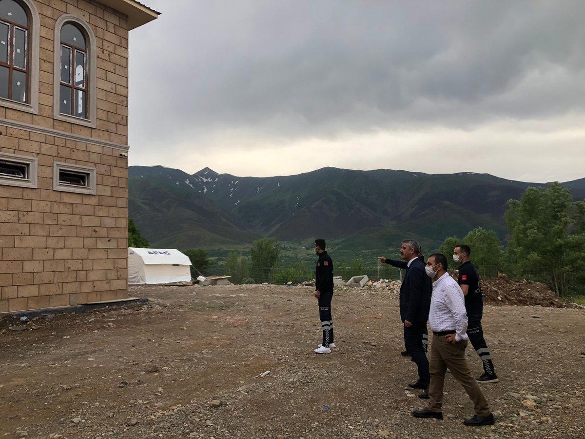 bingolsaglik's tweet photo. #Karlıova #Kaynarpınar Depremi dolayısı ile bölgede bulunan İl Sağlık Müdürümüz Uzm. Dr. Mehmet Emin Gündoğdu, Yedisu ilçesinde yapımı devam eden Yedisu Merkez TSM+ASM+112 ASHİ hizmet binasında incelemelerde bulundu.
@saglikbakanligi @halksagligigm @bingolvaliligi https://t.co/nuhw4T1JY6