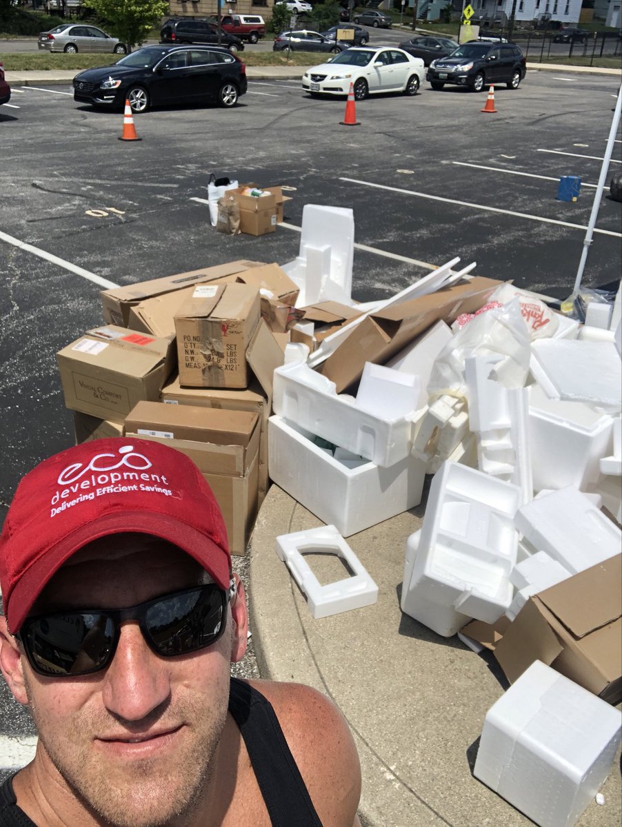 EcoDevelopment3's tweet photo. #keepCincinnatibeautiful one stop drop off to a great start! Big crowds! #recycle https://t.co/2RgFYk5ARp