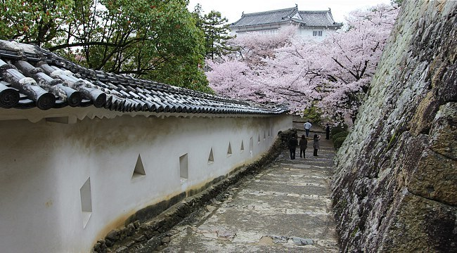What's different from China's castles is that Japan's castles never used battlements and defensive walls, because Japan rarely faced foreign invasions.Also, while Chinese fortifications were built for the protection of cities, Japanese fortifications reflected power and wealth.