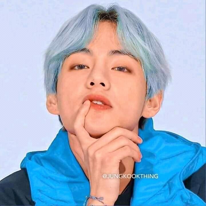 MichaelaCamil10's tweet photo. Here's our baby TaeTae on Bluee💙
#TAEHYUNG BEST BOY🍓 https://t.co/kHXr2y8k6Y