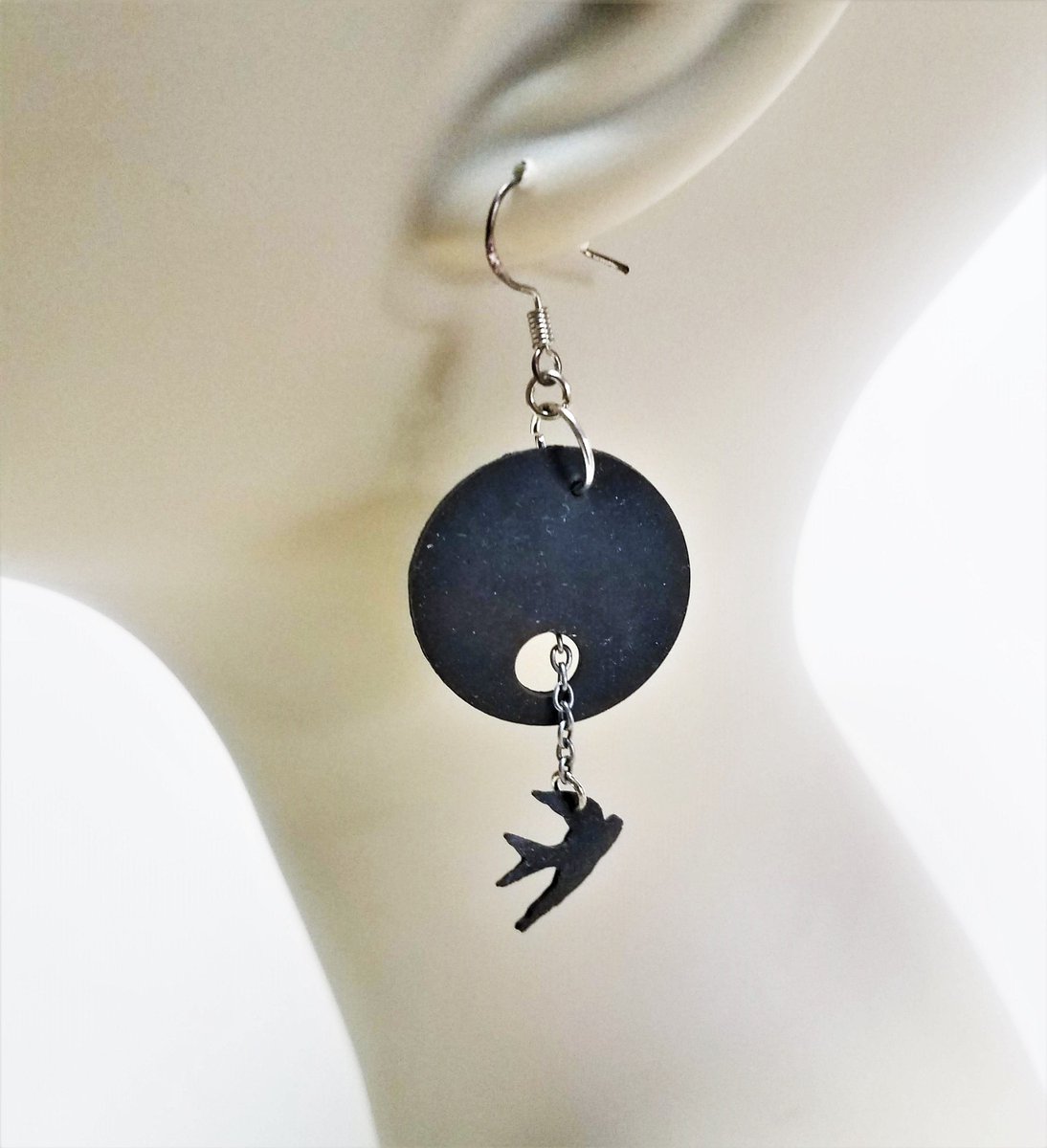 1alienmenace's tweet photo. Excited to share the latest addition to my #etsy shop: Up-cycled Inner Tube Earrings/Flying Birds https://t.co/uESbe8RQ4X #black #starscelestial #silver #yes #women #no #fauxleather #earwire #earlobe https://t.co/9pv6Scv4iu