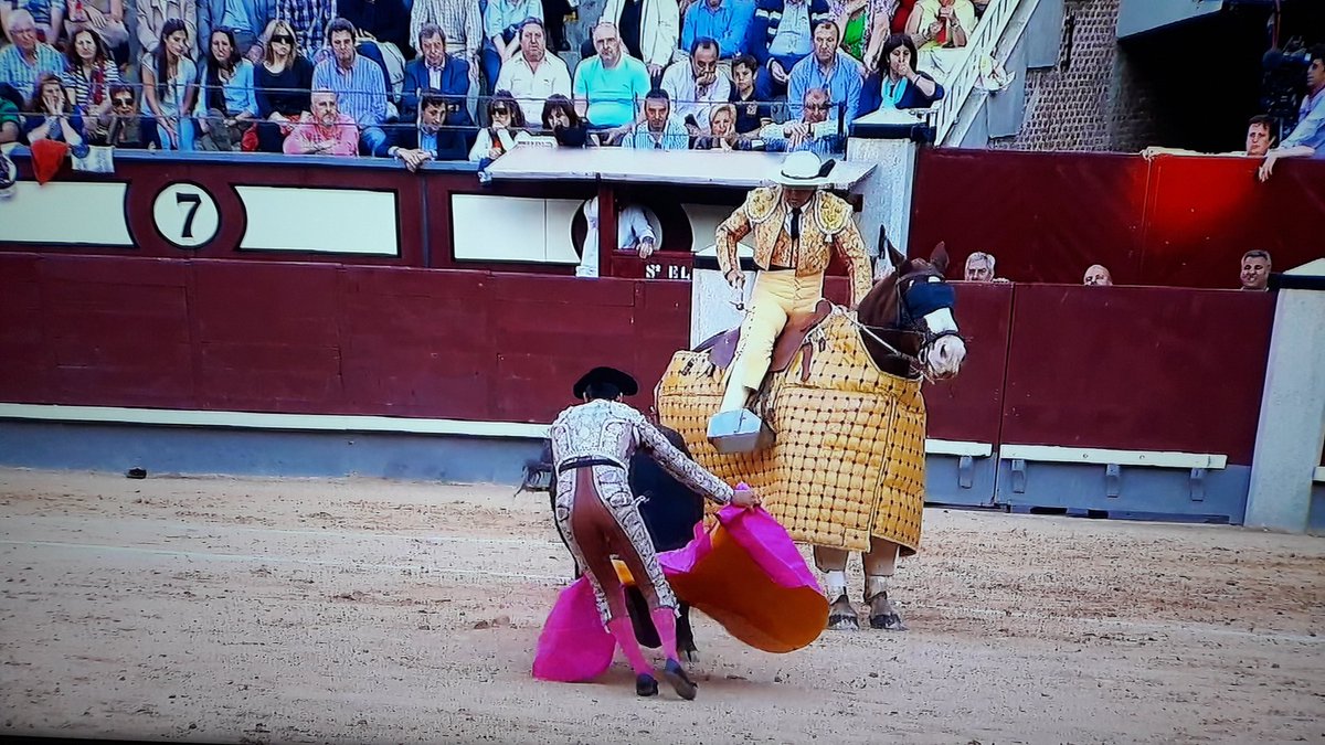JMariaJD's tweet photo. Enhorabuena por la reposición de @Paisajeherrado1 #Cuadri a través de #AmazonPrimeVideo
D.Fernando Cuadri dando buenas explicaciones de sus toros y el buen entendimiento de la cuadrilla de Javier Castaño.
#LasVentas2013 https://t.co/YSLNGSQqS5