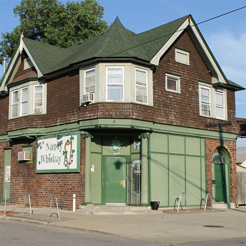 Fortified by pizza, Tripadvisor persuaded me to visit a Corktown whiskey bar. I popped in for a half hour at 8, and left at 11.45, having been invited hunting by Chuck, and chatted at length to a politics lecturer who'd sat next to me carrying the complete works of Thomas Payne.