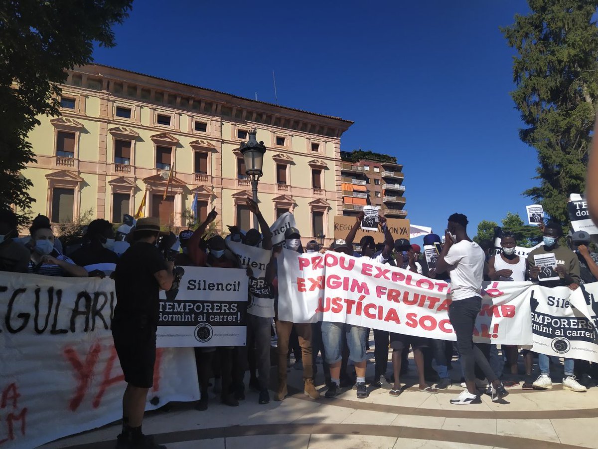 destriem_ponent's tweet image. 📣 Al carrer en defensa dels drets de totes les persones migrades i refugiades. Exigim #RegularitzacioXTotes 

⛔ La llei d&apos;estrangeria i la política de fronteres aboquen a les persones a situacions d&apos;extrema vulnerabilitat i explotació laboral.
#stopracismeinstitucional
