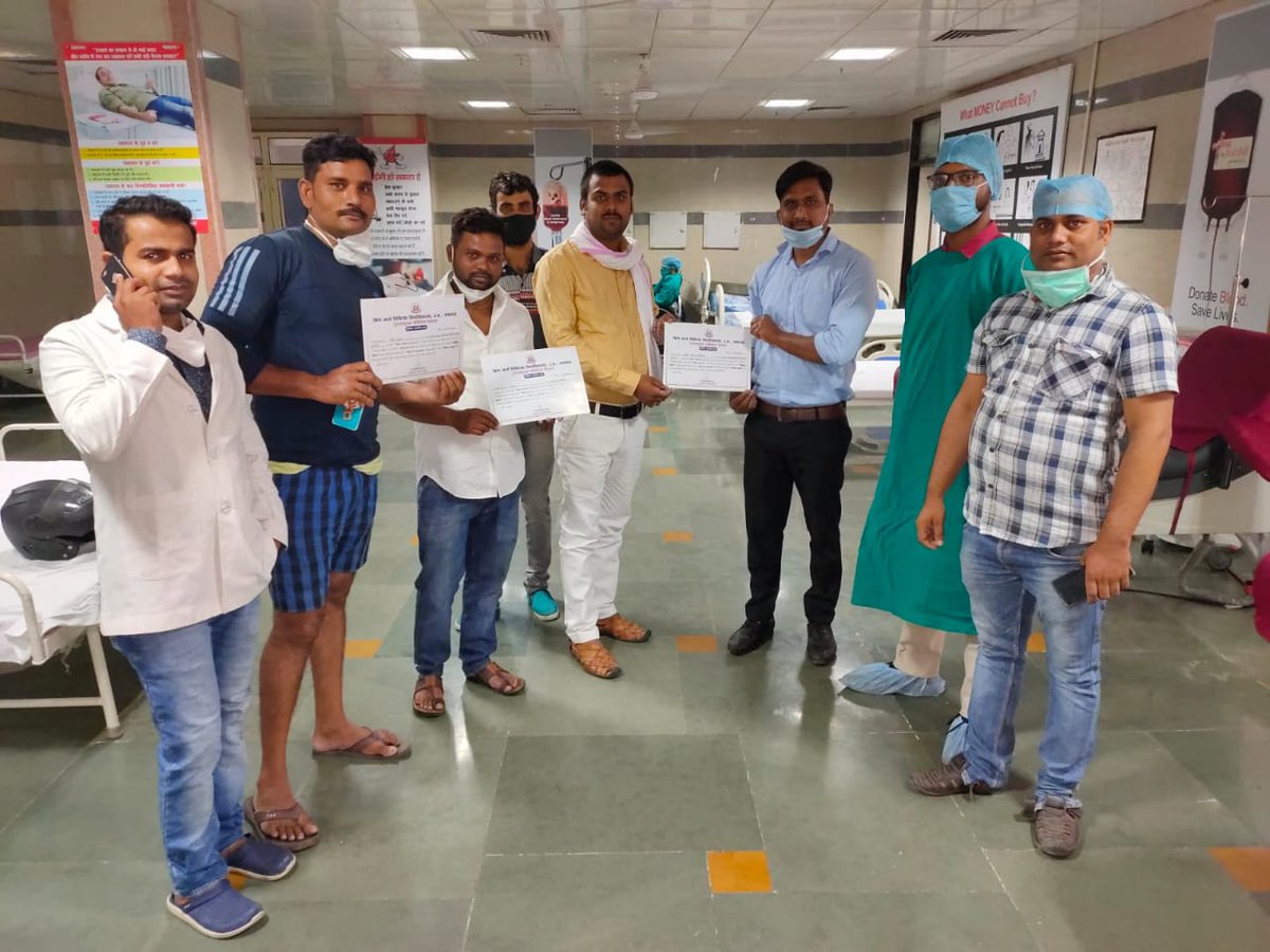 Ritesh_mall97's tweet photo. KGMU में आउटसोर्सिग संविदा कर्मचारी संघ के पदाधिकारियों के नेतृत्व में बाबा सुन्दर बारी फाउन्डेश के द्वारा स्वैच्छिक रक्तदान शिविर का आयोजन किया गया जिसमें भारी संख्या लोगों ने रक्तदान कर महादान किया गया। आप सब कि जितनी प्रशंसा की जाए कम है। @UPGovt @IPSEF4 https://t.co/XyUyY3DZAL