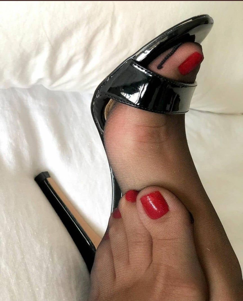 Sedaamın ayaklarını yalamaya sikmeye doyamıyorum off👃👅👅