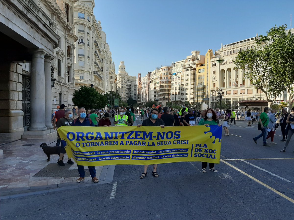 Comencem la cercavila a València. Centenars de persones demanant que no volem pagar la crisi. Que la paguen els rics. #PlaDeXocSocial
