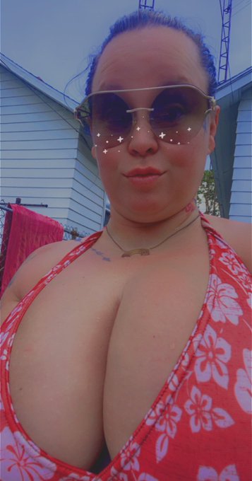 Pool days https://t.co/0gzv75Di47