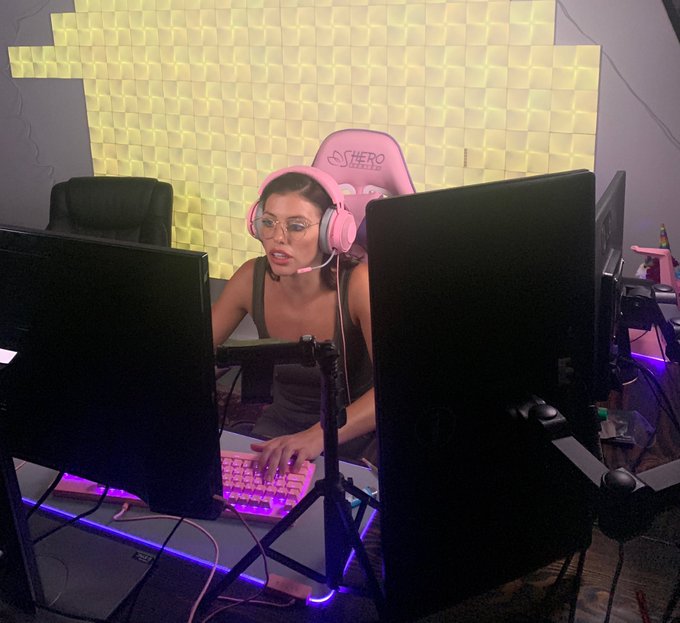 Can you guys tell how serious I’m getting @Twitch ? #obsessed https://t.co/CfX6T2VFgP