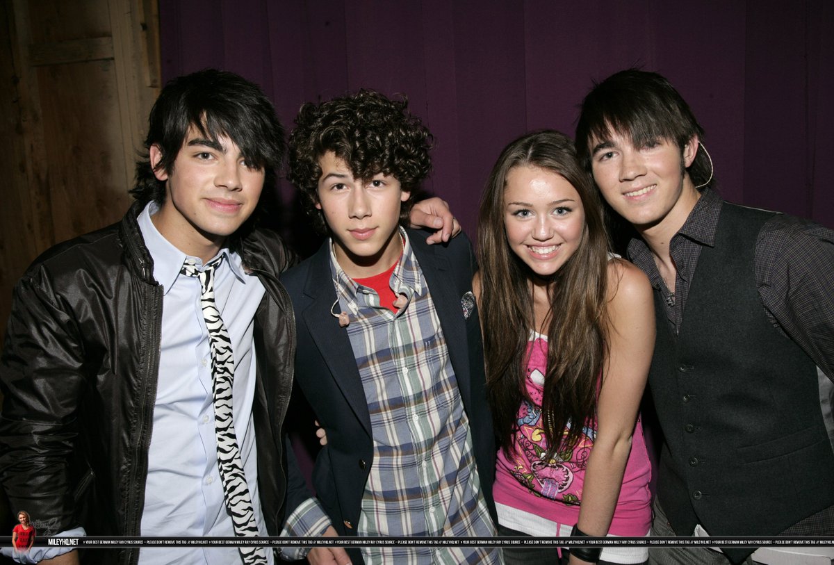 June 2, 2007: Miley appeared as a special guest to introduce the Jonas Brothers at their concert at Six Flags Magic Mountain