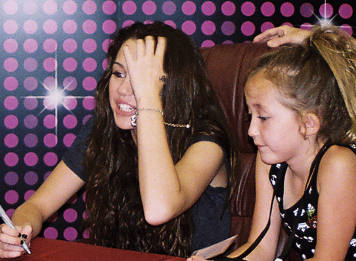 July 1, 2007: Miley did an album signing event with Nick’s name written on her hand.