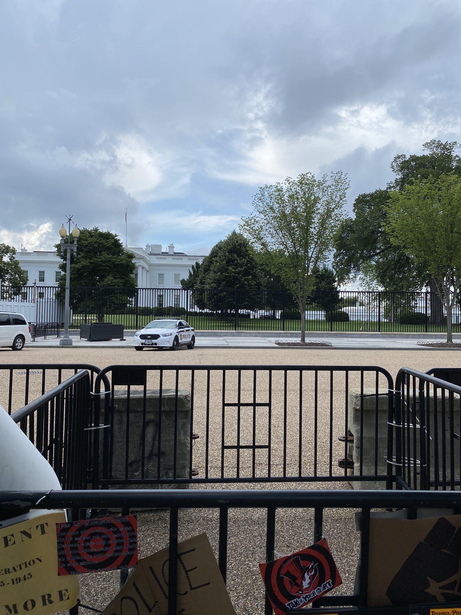 beck♨️ on Twitter: "Why did persona fans think “yea let's put phantom thief calling  cards in front of the White House that'll show them”  https://t.co/uca1sKAv3s" / Twitter