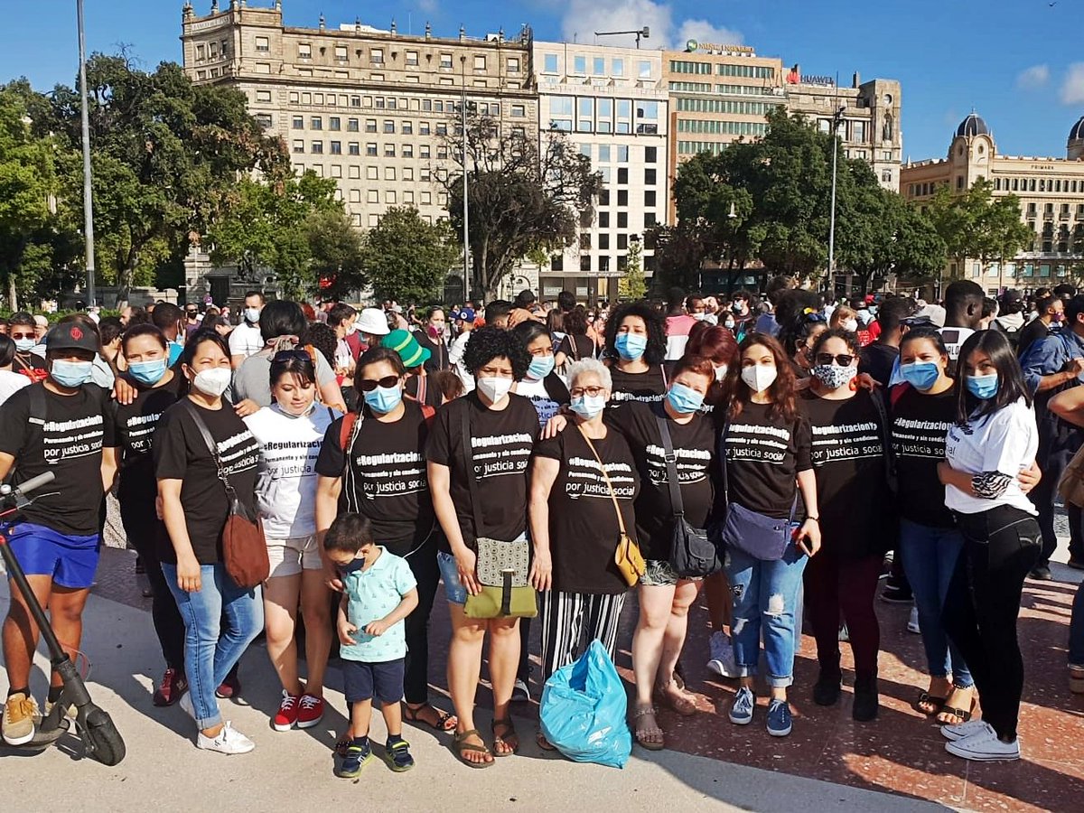 Hoy #DiaMundialDelRefugiado nos hemos reunido trabajadoras del hogar y los cuidados en la plaça Catalunya de Barcelona para reclamar #RegularizacionYa. Cap persona és il·legal! ✊🏿✊🏿✊🏿
