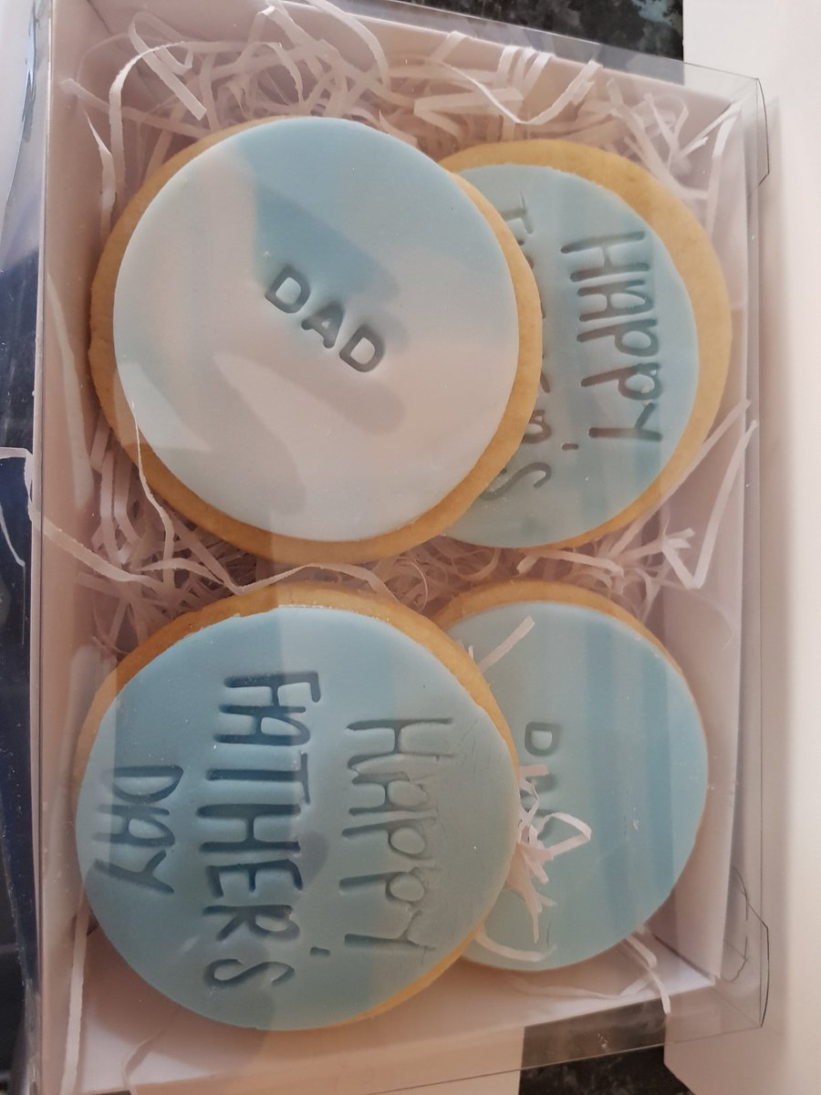hallscott02's tweet photo. Thank you @dianehalliday9 and to Jordan and Carly for the treats below from #lauraskitchen https://t.co/yT0Lfsrob6