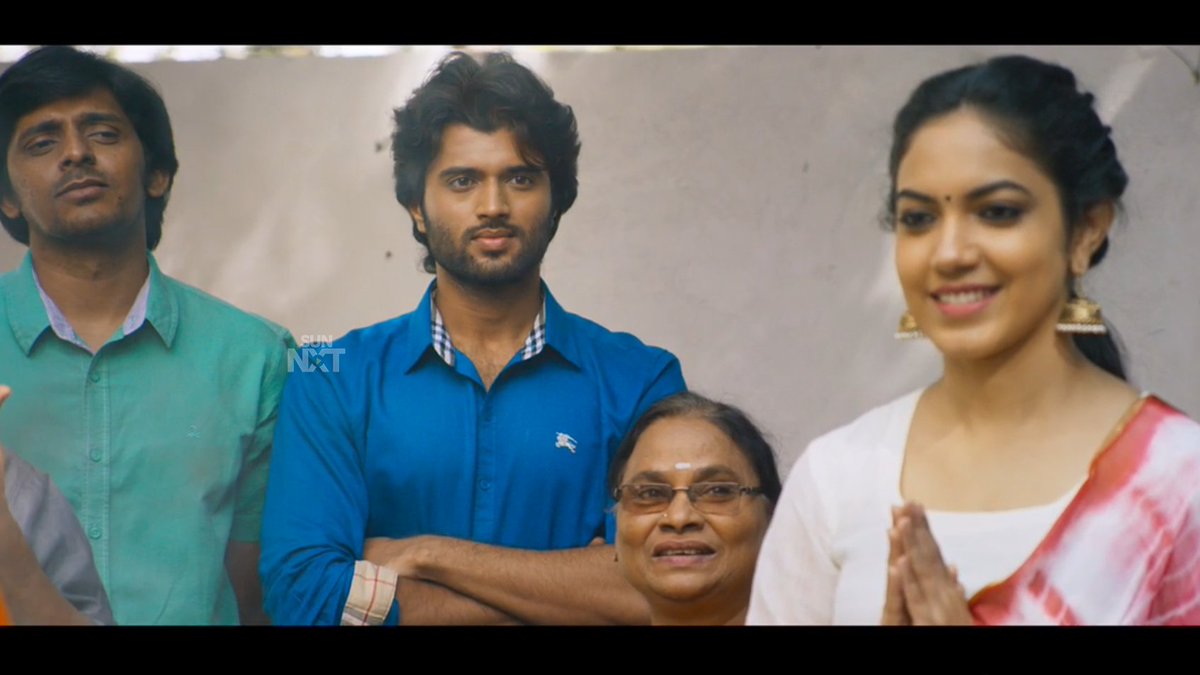 Chitra immediately repays Prashant by convincing his father about his cooking skills. Eventually, he gets convinced and asks him to prepare a nice sweet. Then Merise Merise song takes-off. Prashant falls for her."కడలే యదలో మునకేసేనాచిగురులు తొడిగే లతలే అన్నిసీతాకోకలాయే." 