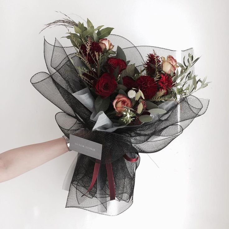 букеты завернутые в флористика. упаковка цветов в бумагу. упаковка букетов разными способами. красивая упаковка для цветов. красивая упаковка для цветов.