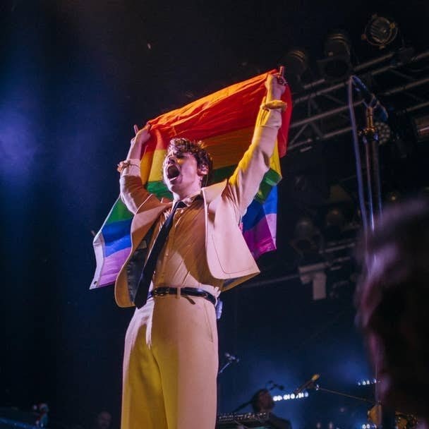 _Harryssmjle_'s tweet photo. "𝑫𝒐 𝒘𝒉𝒂𝒕𝒆𝒗𝒆𝒓 𝒎𝒂𝒌𝒆𝒔 𝒚𝒐𝒖 𝒉𝒂𝒑𝒑𝒊𝒆𝒔𝒕 𝒊𝒏 𝒕𝒉𝒆 𝒘𝒐𝒓𝒍𝒅." - 𝑯𝑺
#harrystylesislovedparty 🏳️‍🌈 https://t.co/NDJGTugAK0