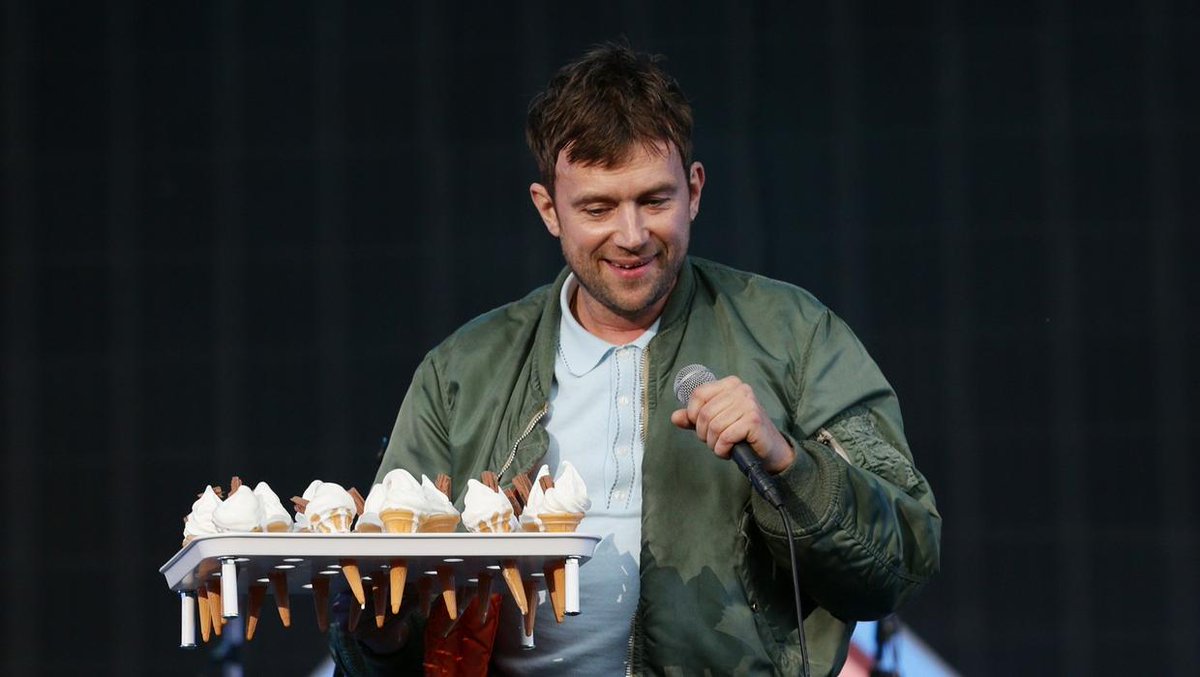 DamonUnofficial's tweet photo. Damon handing out ice-cream to the crowd (Blur at Hyde Park 2015) 🍦 https://t.co/p0aIKTzKGr