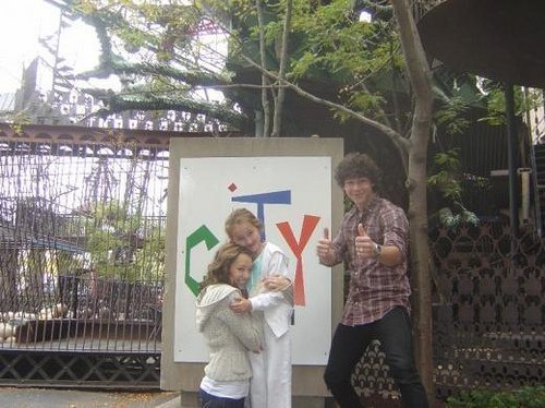 October 17, 2007: Nick and Miley went on their famous “rain date” at City Museum in St. Louis, the day before the opening show of the Best of Both Worlds Tour.