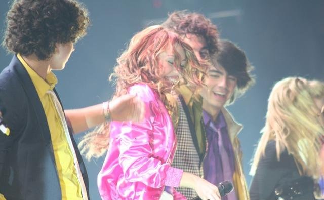 November 8, 2007: Kevin and Joe watched as Miley and Nick hold each other’s hands on stage during their bows at their concert in San Diego