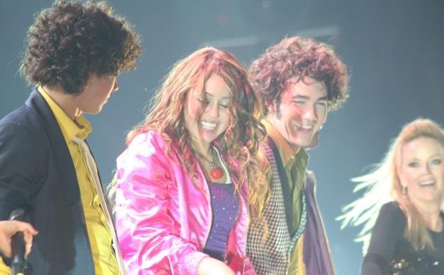 November 8, 2007: Kevin and Joe watched as Miley and Nick hold each other’s hands on stage during their bows at their concert in San Diego