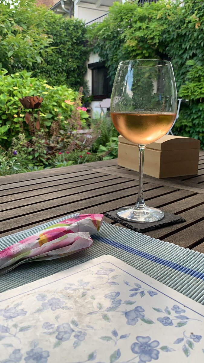 ADB0806's tweet photo. Bbq 🍗 time again with a cheeky little Rose from the Winzerfamilie #Anselmann https://t.co/2AP8ZD2dYj