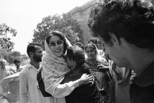 SardarSundrani's tweet photo. Bonding of a True Leader with her nation #SMBB

#SalaamBenazir https://t.co/PPK69OilXU